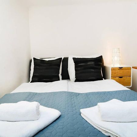 Central & Colorful Studio With Air Conditioning بودابست المظهر الخارجي الصورة