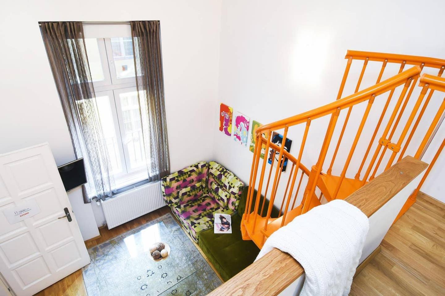 Central & Colorful Studio With Air Conditioning بودابست المظهر الخارجي الصورة